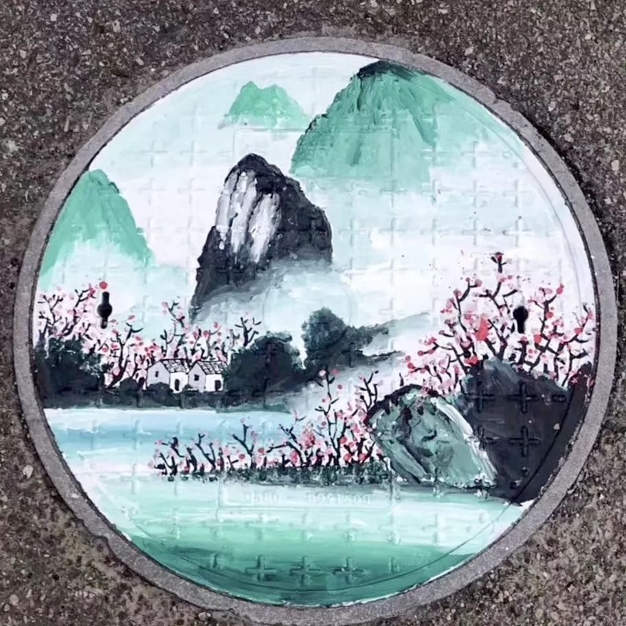 该校同学用画笔和丙烯颜料在井盖上进行了一场以"井上添花"为主题的