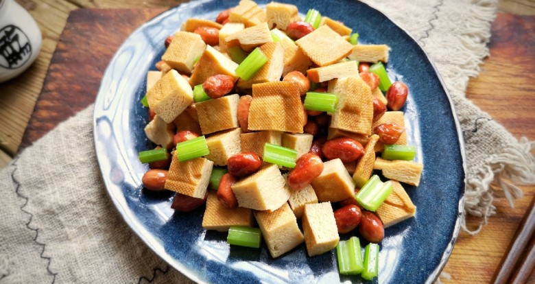 花生米拌豆腐干一道同嚼能吃出火腿味的凉菜