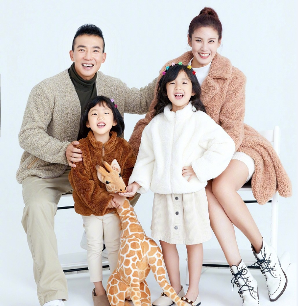 刘畊宏带妻女拍写真爸帅妈靓女儿俏皮可爱温馨画面美得窒息