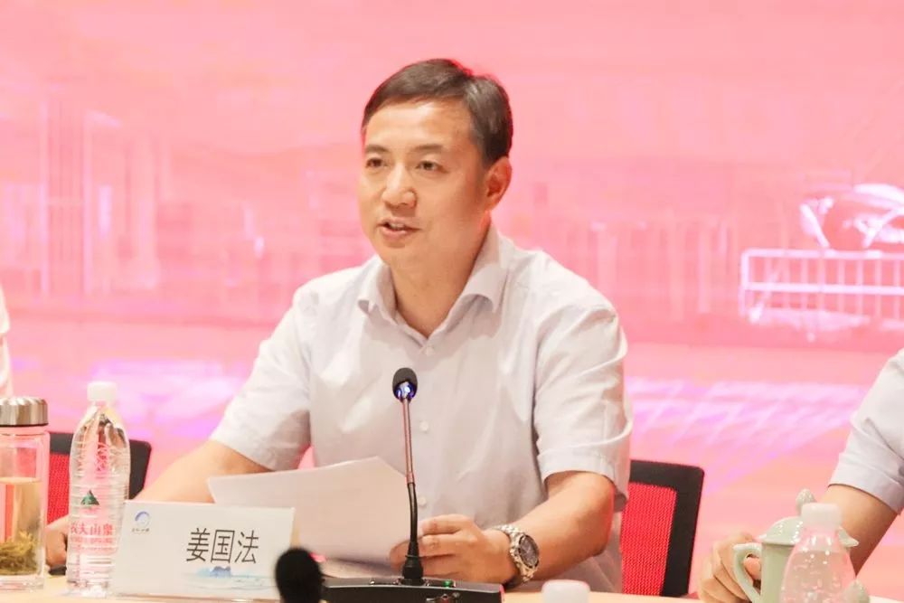 区政协副主席姜国法主持区政协副主席黄晓燕发言现场感受新零售带来的