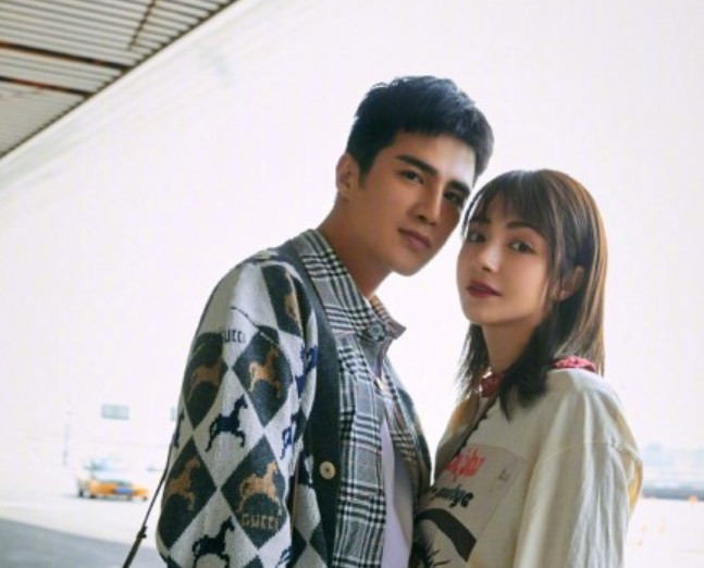 原创姜潮晒与麦迪娜合影两人埃菲尔铁塔前开怀大笑甜蜜拥吻