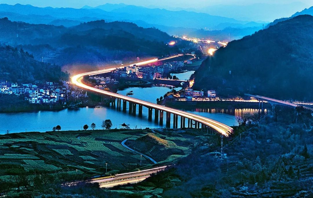 高速公路发展在我国现代化建设过程中具有重要意义.