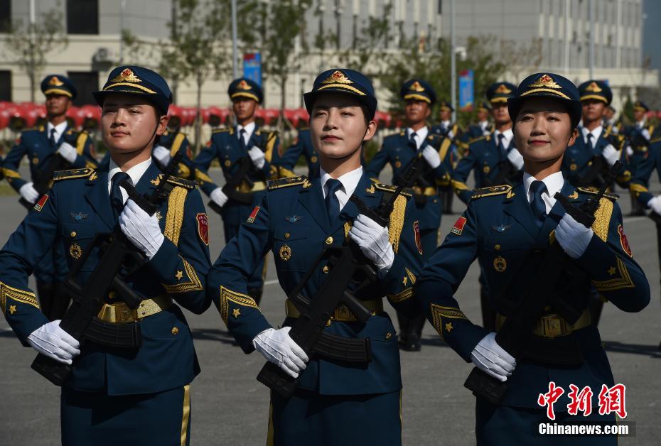 探访阅兵训练场：仪仗队女兵英姿飒爽-搜狐大视野-搜狐新闻