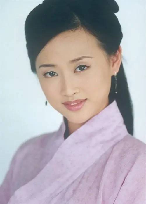 虽然王灵给大家的印象是一个柔柔弱弱的形象,但现实生活中她并不是一