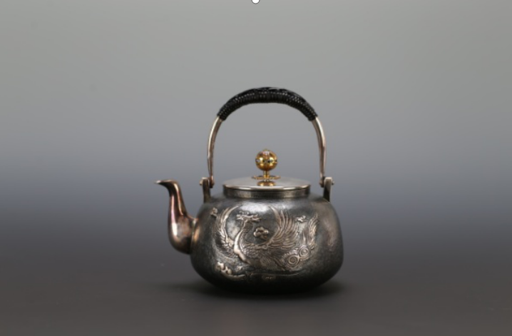 壶盖上有金色宝珠款盖钮,祥云镂空;壶身一面为"兰花御纹章"标识,一面