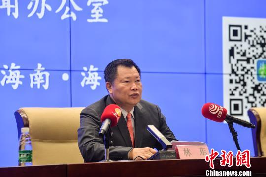 图为海南省交通运输厅厅长林东介绍海南交通状况. 洪坚鹏 摄