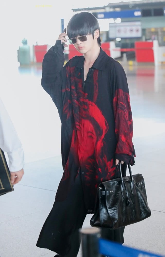 周震南因身高太矮将衬衫穿成了连衣裙既视感这腿太短萌了