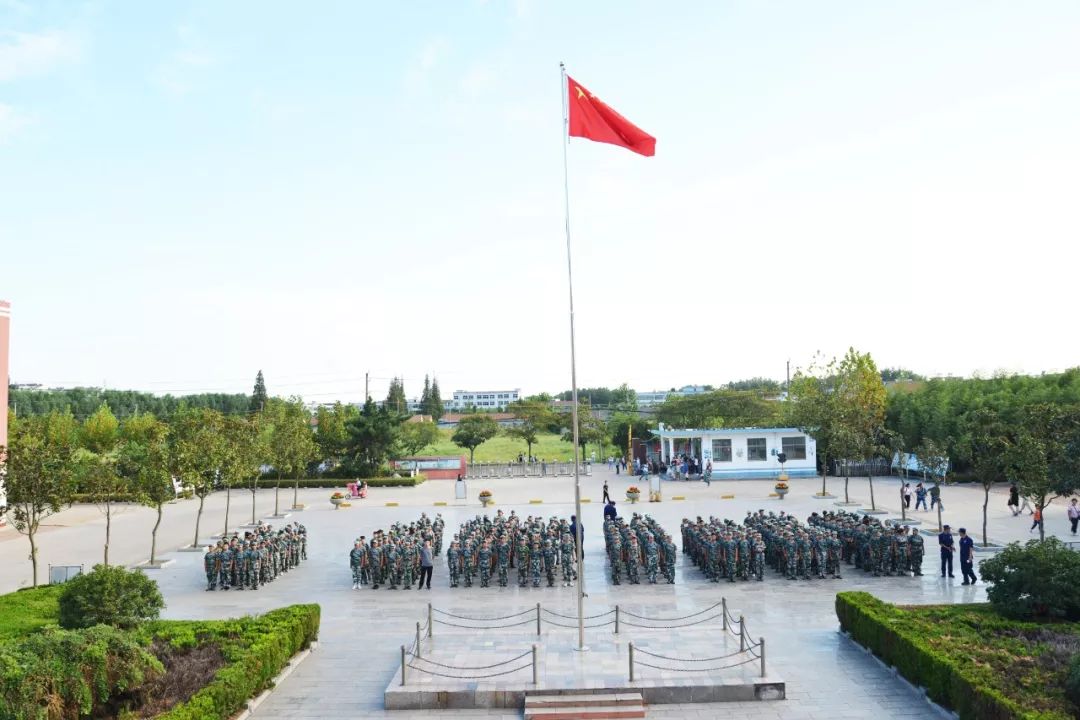 未成年人思想道德建设迈出整齐的步伐喊出碑中的气概碑廓中学六年级