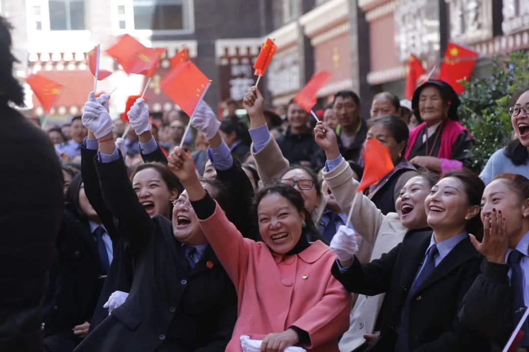 我和国旗合个影丨雅江人爱国不犹豫爱国晒出来