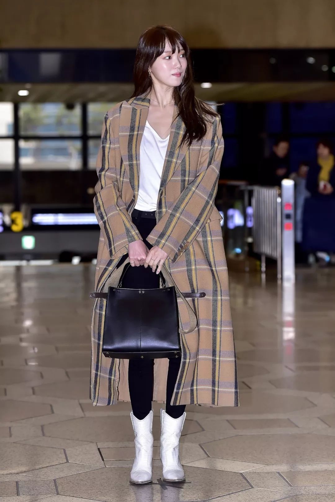 李圣经现身米兰时装周gucci秀场一身学院风造型真好看