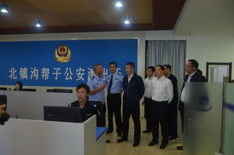 北镇市委书记刘鑫夜晚看望慰问一线执勤民警