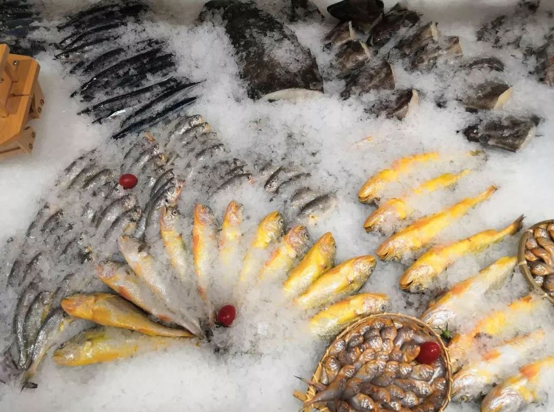 立马打包装车刚捕捞上的海鲜冷链新鲜运输让百姓吃到新鲜的"码头货"!