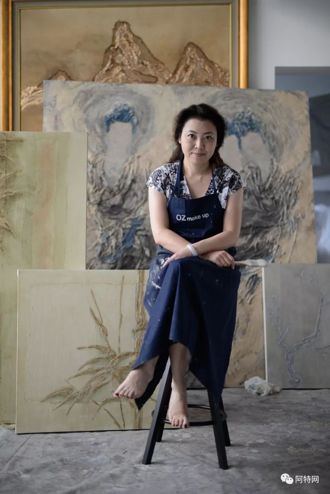 因为她的画作自带东方神韵中富丽华贵之气质;如果她再往艺术世界挪动