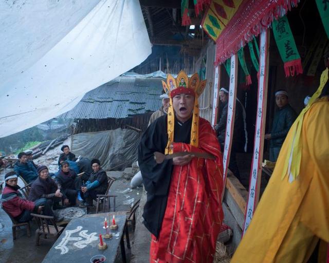 土家族丧葬祭祀打绕棺欢欢喜喜办丧事高高兴兴送亡人