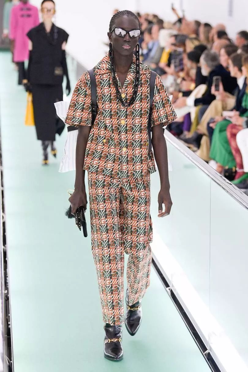 传送带上走秀,走的会不会太快了点丨gucci 2020春夏系列发布秀