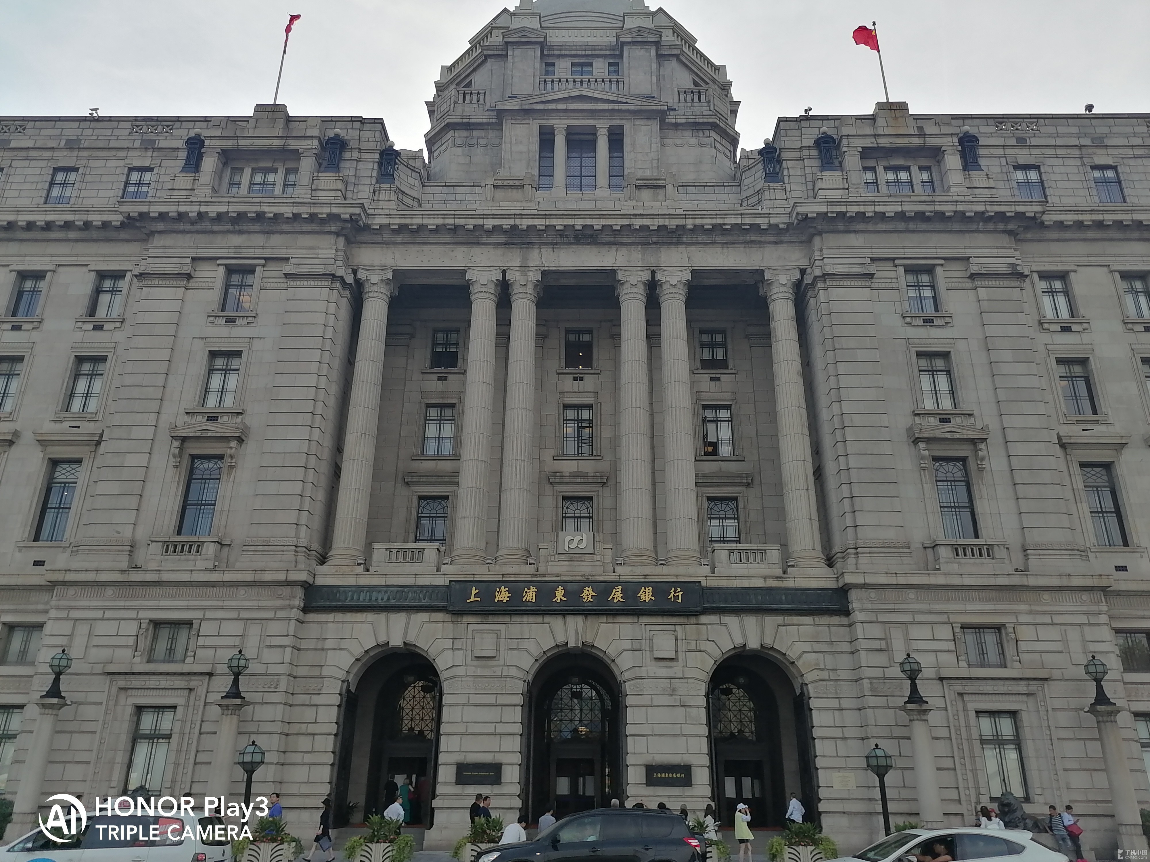 上海浦东发展银行大楼在建筑风格上属于新希腊建筑,1923年建立之初被