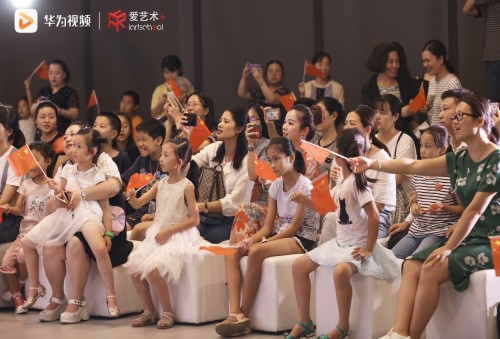 激动人心的环节,杨戈夫还激情弹奏《我和我的祖国》