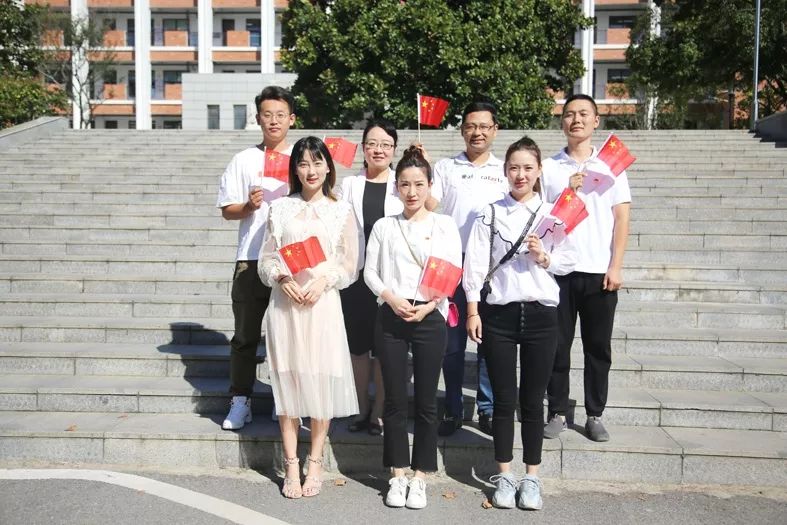 "同升国旗 共唱国歌",滁州第二中学师生和市广播电视台职工向祖国大声