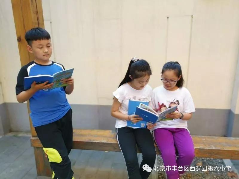 他结合部编版教材中低段的生字,边讲边画,一个个汉字变成了生动有趣