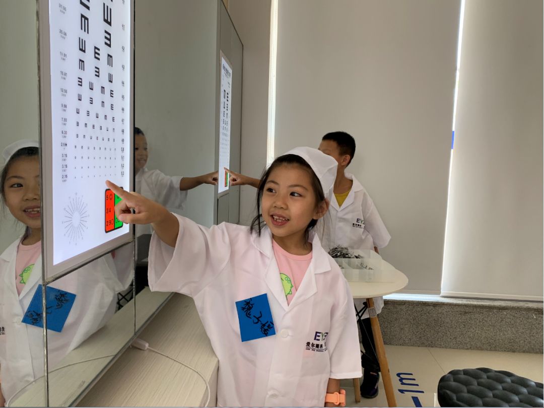 华莲社区少工委萌娃变身记小小眼科医生我来当保护视力从小做起