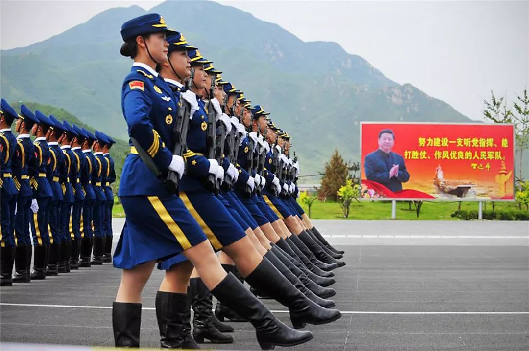3 阅兵时女兵为什么 为何阅兵队伍中的女兵,每人都会穿着丝袜呢?