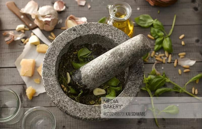 这个词在意大利热那亚方言中是"碾压(crush)","重击(pounding)"的意思