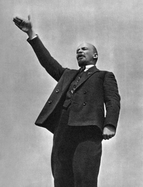 高举左臂,向着人民发表演讲的列宁摄于1919年