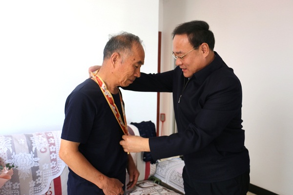 我县3名全国劳模喜获庆祝中华人民共和国成立70周年纪念章