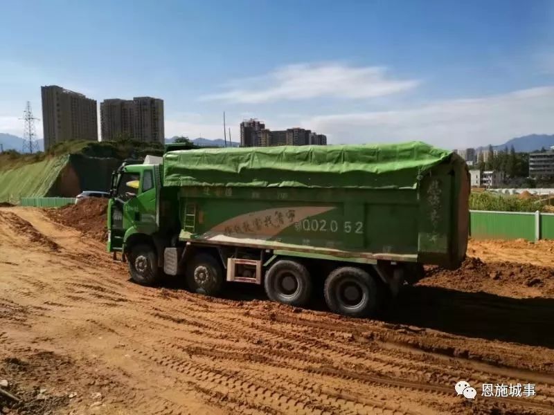 恩施市对城区建筑渣土工地运输车辆进行摸排并宣传相关法规