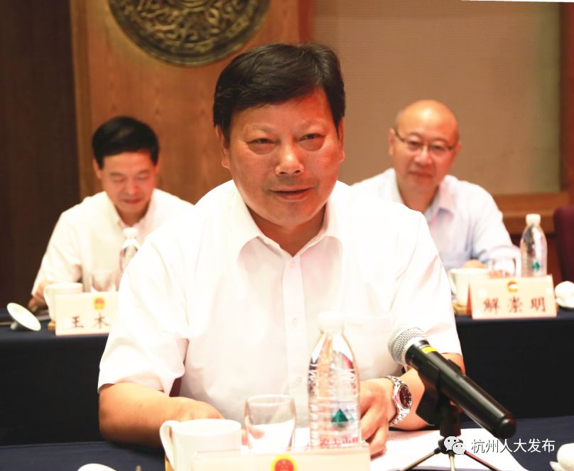 副主任许勤华,张建庭,郑荣胜,陈红英,罗卫红,秘书长张如勇发言.