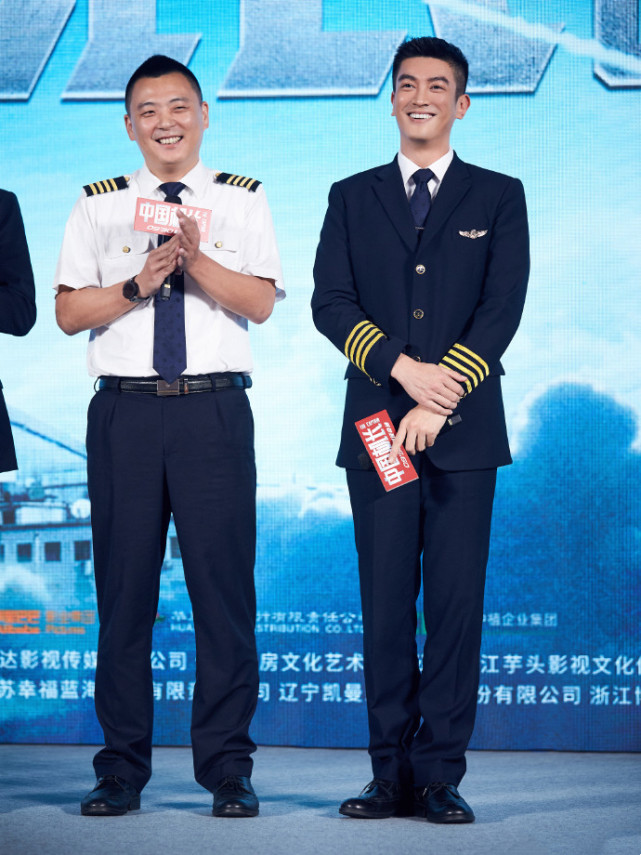 《中国机长》最牛首映礼 制服男神杜江引爆全场 _梁鹏