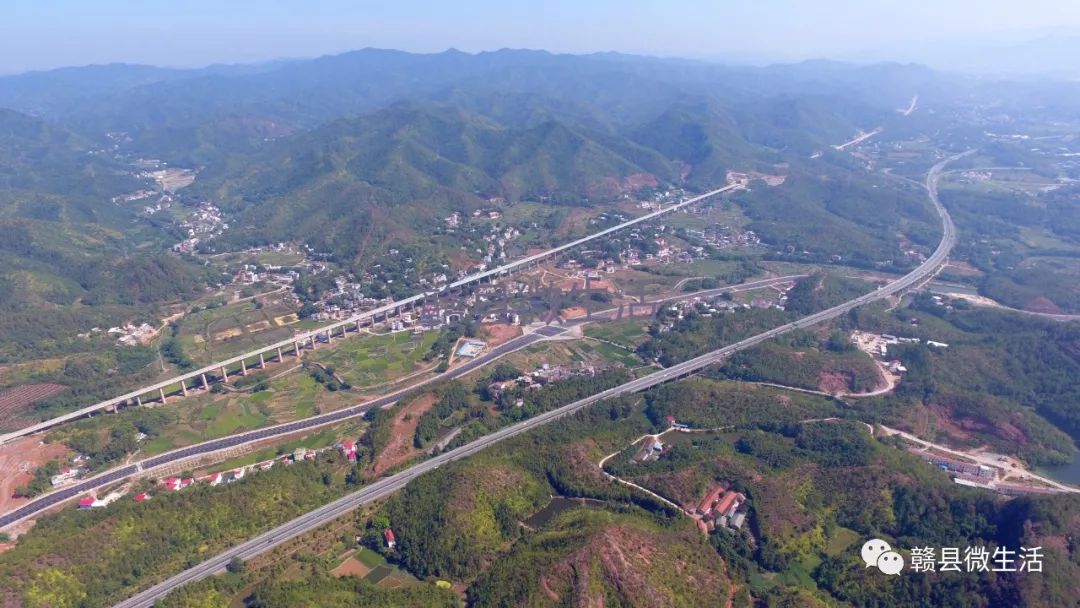 路面宽40米,道路全长320米,为城市主干道,水泥混凝土路面;g323国道