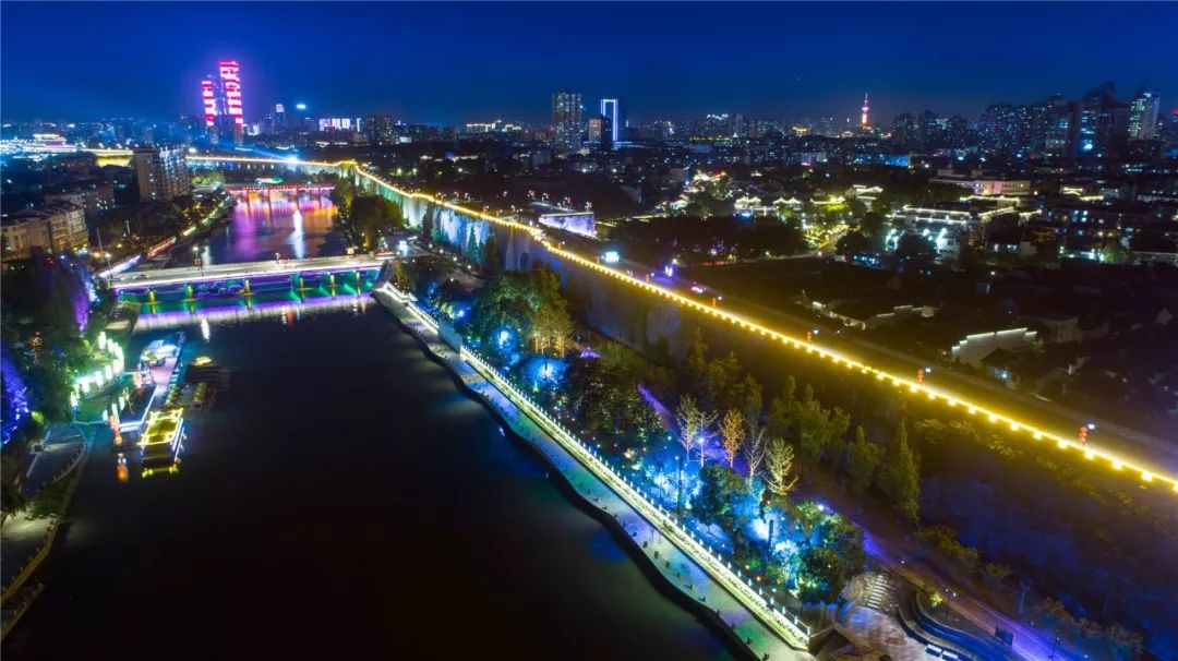 夜景照明提升三年计划》,结合南京城市特质,围绕长江,秦淮河,玄武湖