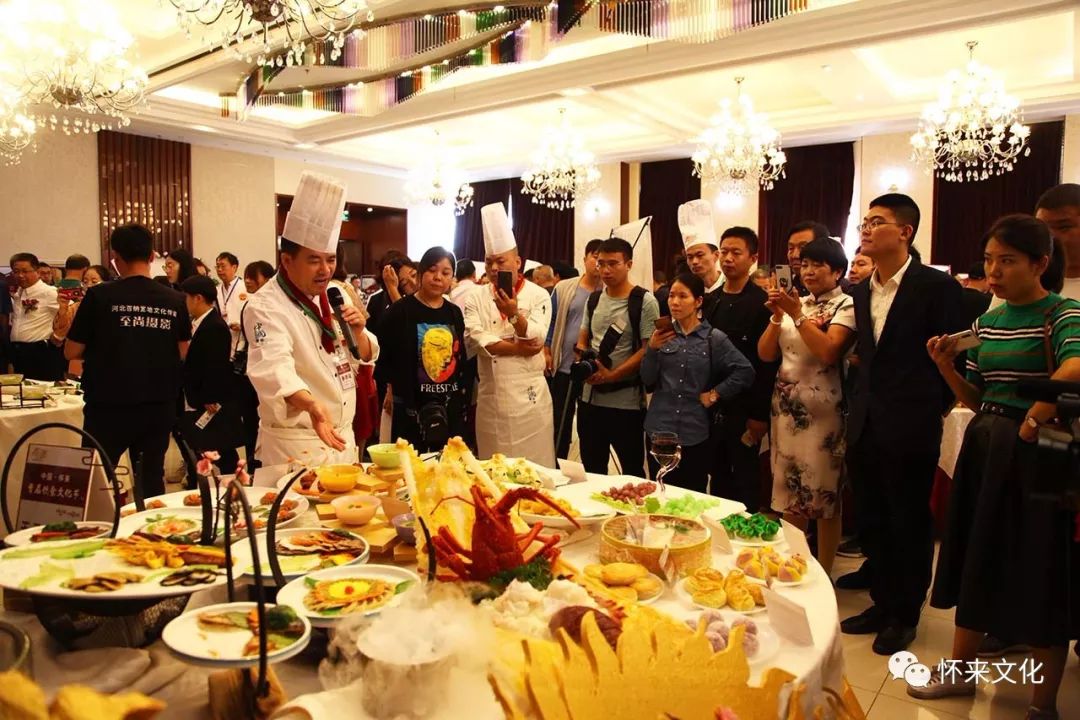 开幕式在天元大酒店楼前举行,饮食展和厨艺大赛在天元大酒店三楼宴会