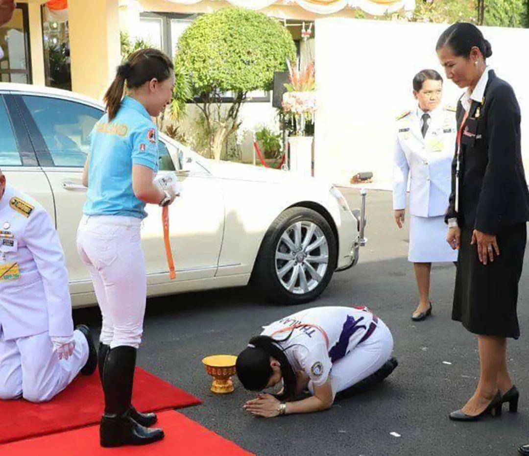 泰国小公主跪拜大公主图片