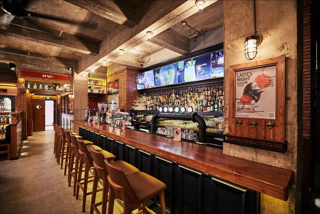 广州这家坐拥无敌大江景的餐酒吧喝酒不要钱