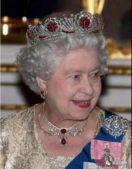 伊丽莎白女王婚礼时,她收到缅甸人赠送的96颗红宝石以及缅甸妇女解放