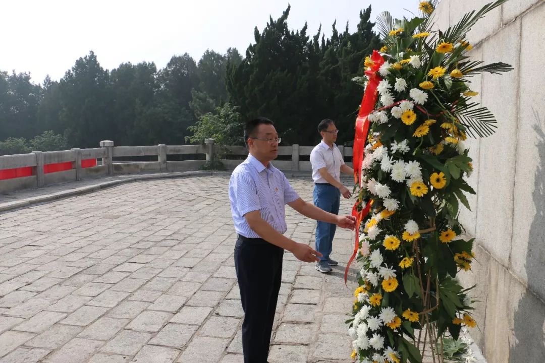 9:00,卫健委主任张家法,党委书记唐鹏飞为烈士献花圈理挽联,带领党员