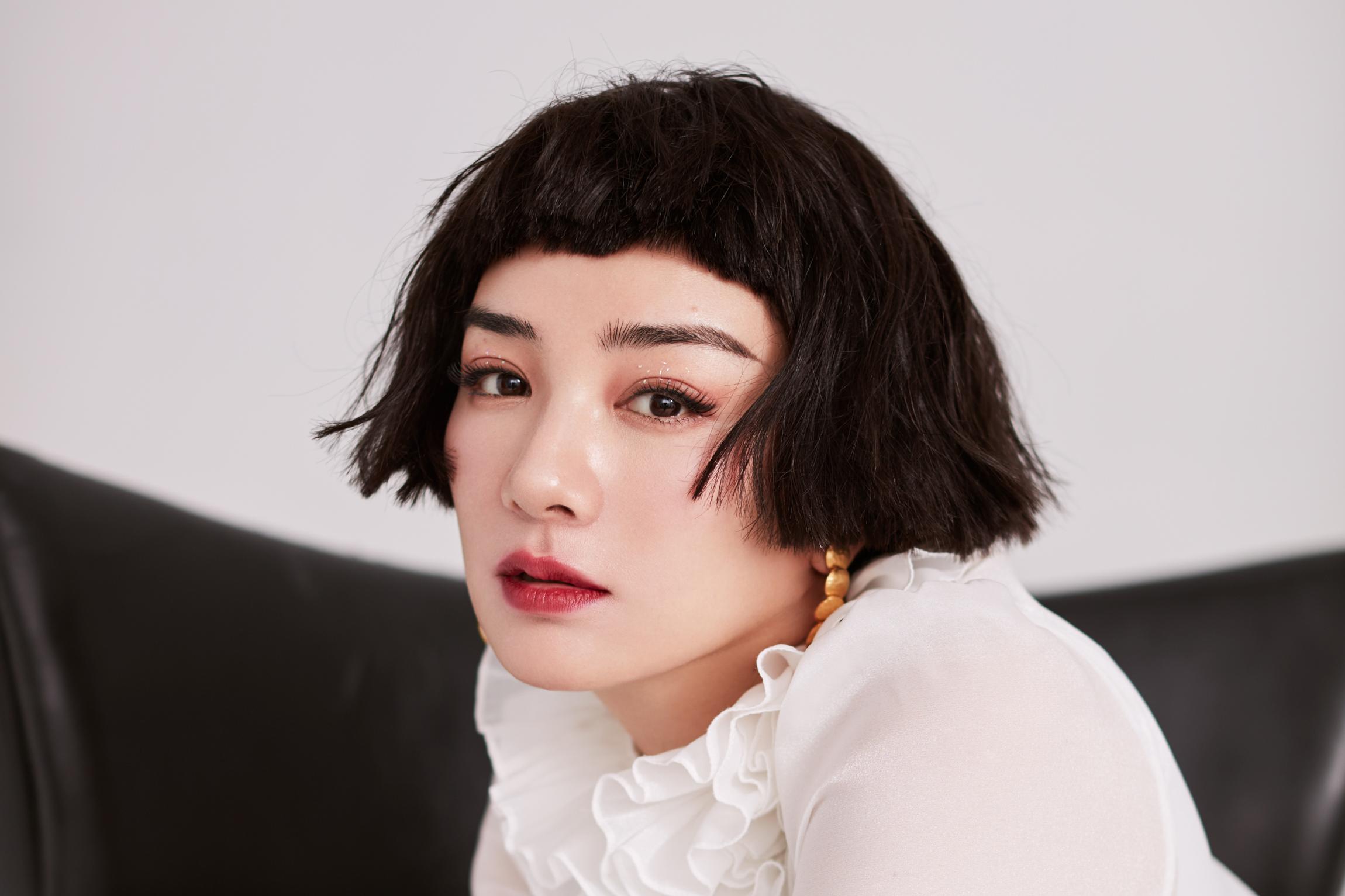 黄奕杂志封面解锁百变造型  俏皮短发吸睛                  近日