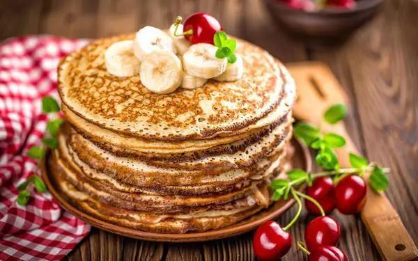 是俄罗斯特色的薄煎饼,可以作为甜点,配菜也可以作为主食食用.