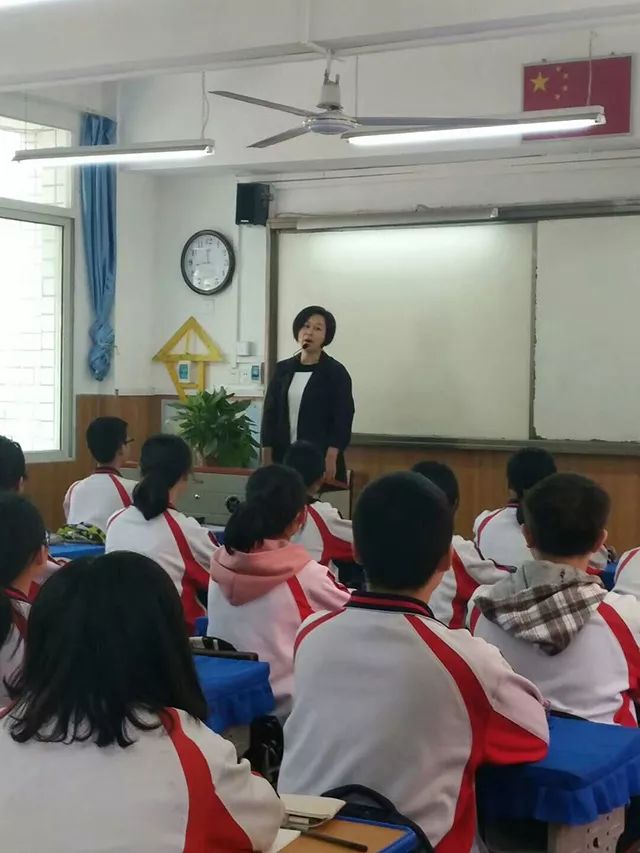 20余名省市领导详细听取了亢铃介绍钢花中学校园法务工作室的各项工作