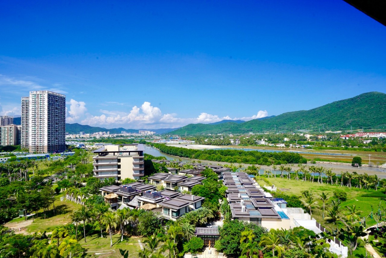 悦澜湾地处三亚市主城区东部红沙片区,是大东海的入海口,这里面山背海