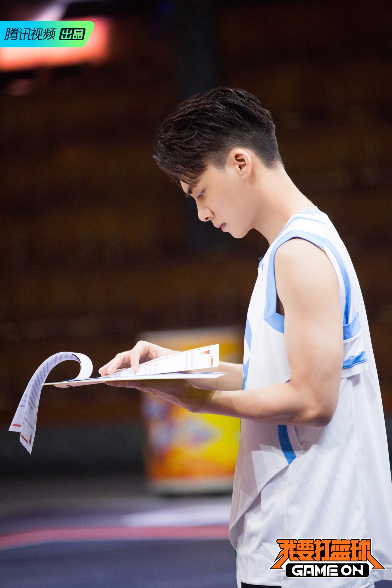 李易峰打篮球图片