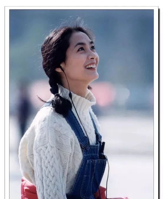 在剧中饰演一名女警察;同年与濮存昕,袁立主演刑侦反腐剧《英雄无悔