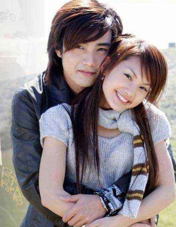 2004年,杨丞琳拍了《恶魔在身边》,再加上还有专辑《暧昧》,在台湾的