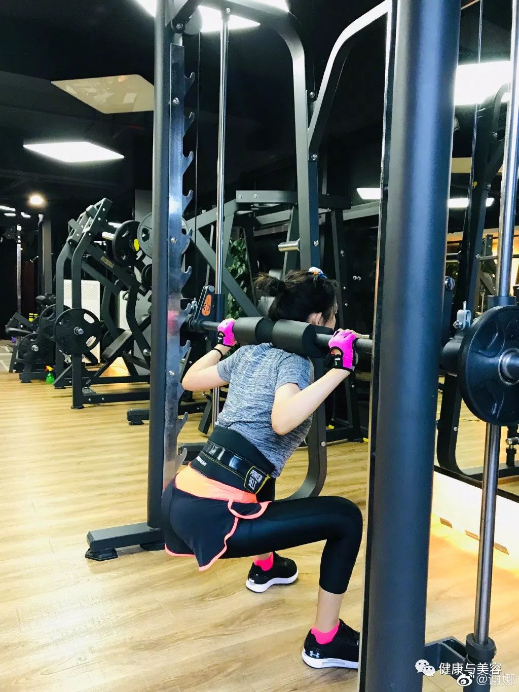 谢娜生娃后瘦了40斤励志辣妈用拉伸带练出马甲线