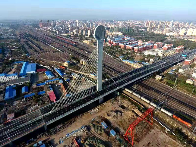 由于该桥多项施工技术此前国内均没有成熟施工经验,中铁九局二公司