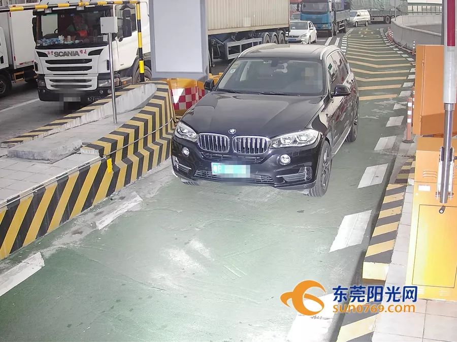 粤b车在东莞高速疯狂别车5次宝马车主我车好肯定开得快