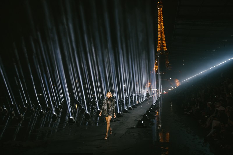 原创2020春夏时装周ysl在巴黎铁塔下开秀王琳凯绿头发醒目