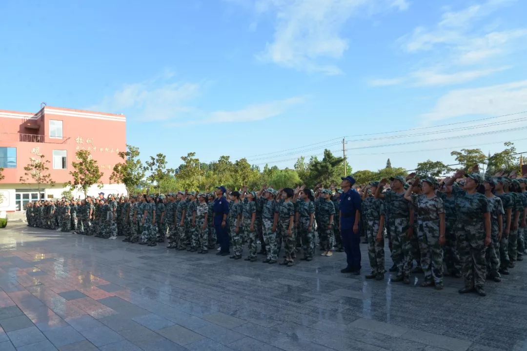 未成年人思想道德建设迈出整齐的步伐喊出碑中的气概碑廓中学六年级